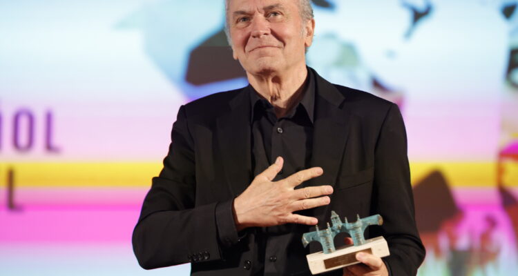 José Coronado con el Premio Puente de Toledo