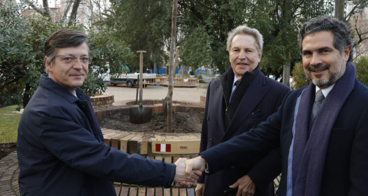 Páramo participa en la plantación de un árbol molle con miembros de la embajada de Perú