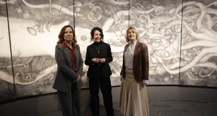 La delegada de Cultura, Turismo y Deporte, Marta Rivera de la Cruz, junto a la artista, Ana Juan, y la directora artística de CentroCentro, Julieta de Haro, durante la presentación de ‘Wunderkammer’ en CentroCentro