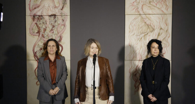 La delegada de Cultura, Turismo y Deporte, Marta Rivera de la Cruz, junto a la artista, Ana Juan, y la directora artística de CentroCentro, Julieta de Haro, durante la presentación de ‘Wunderkammer’ en CentroCentro