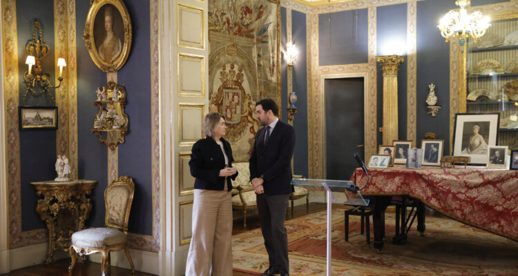 La delegada de Cultura, Turismo y Deporte, Marta Rivera de la Cruz, y el director de la Fundación Casa de Alba, Álvaro Romero Sánchez-Arjona, durante la presentación del acuerdo