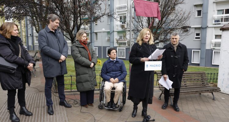 Familiares de Bernardo Bonezzi durante la inauguración