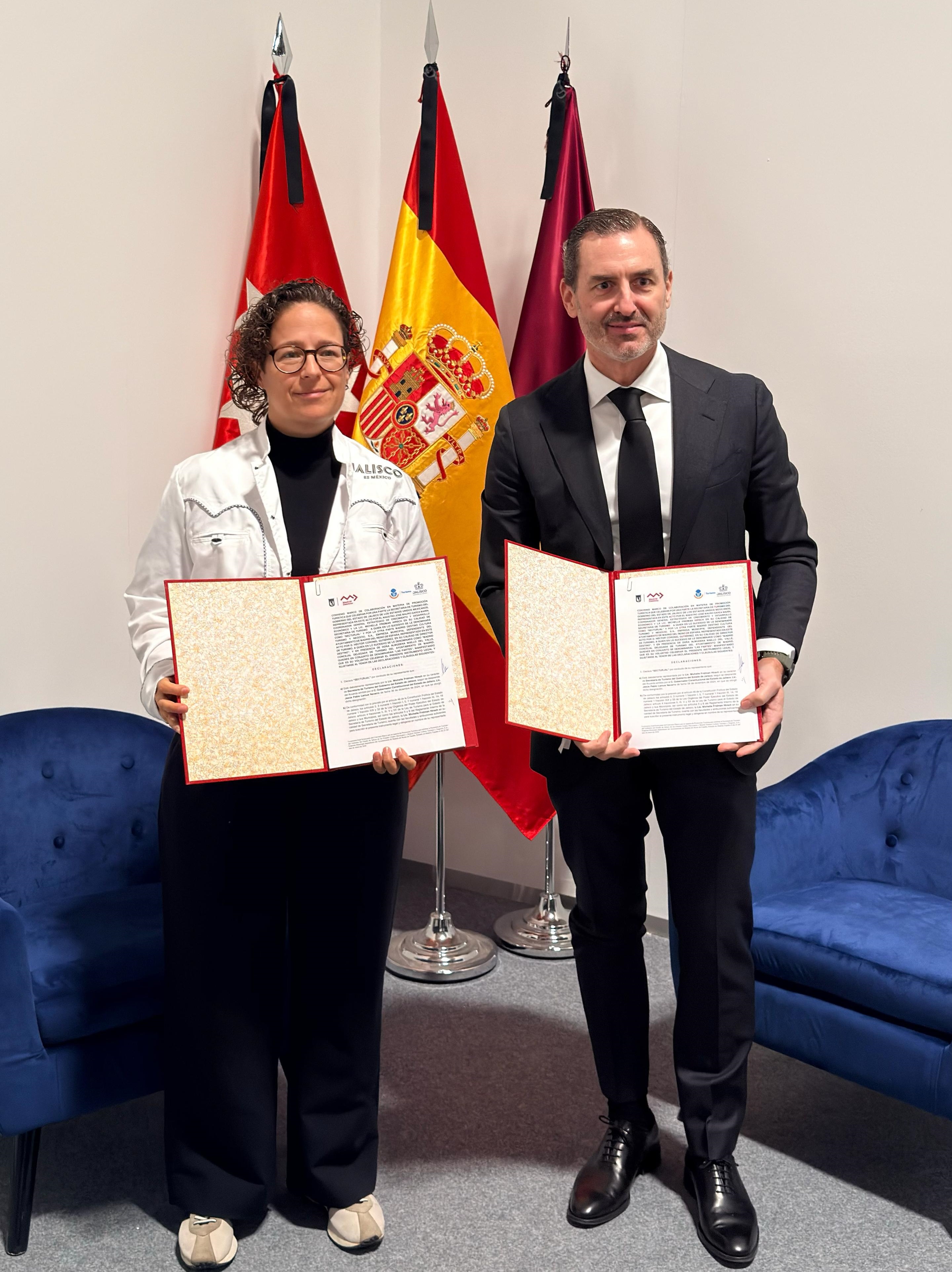Firma del director de Turismo de Madrid, Héctor Coronel, con la secretaria de Turismo del estado de Jalisco