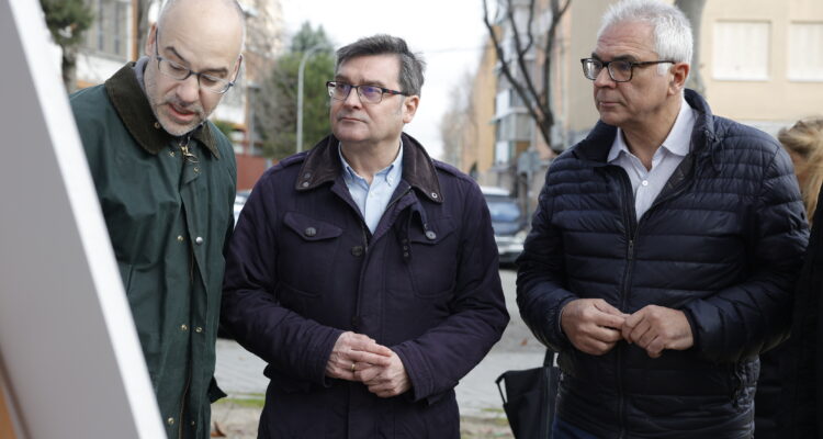 González e Izquierdo con técnico municipal durante la presentación en Pan Bendito