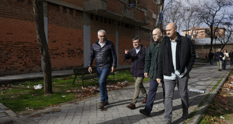 González e Izquierdo durante su visita a al barrio de Pan Bendito incluido en el plan de acción integral