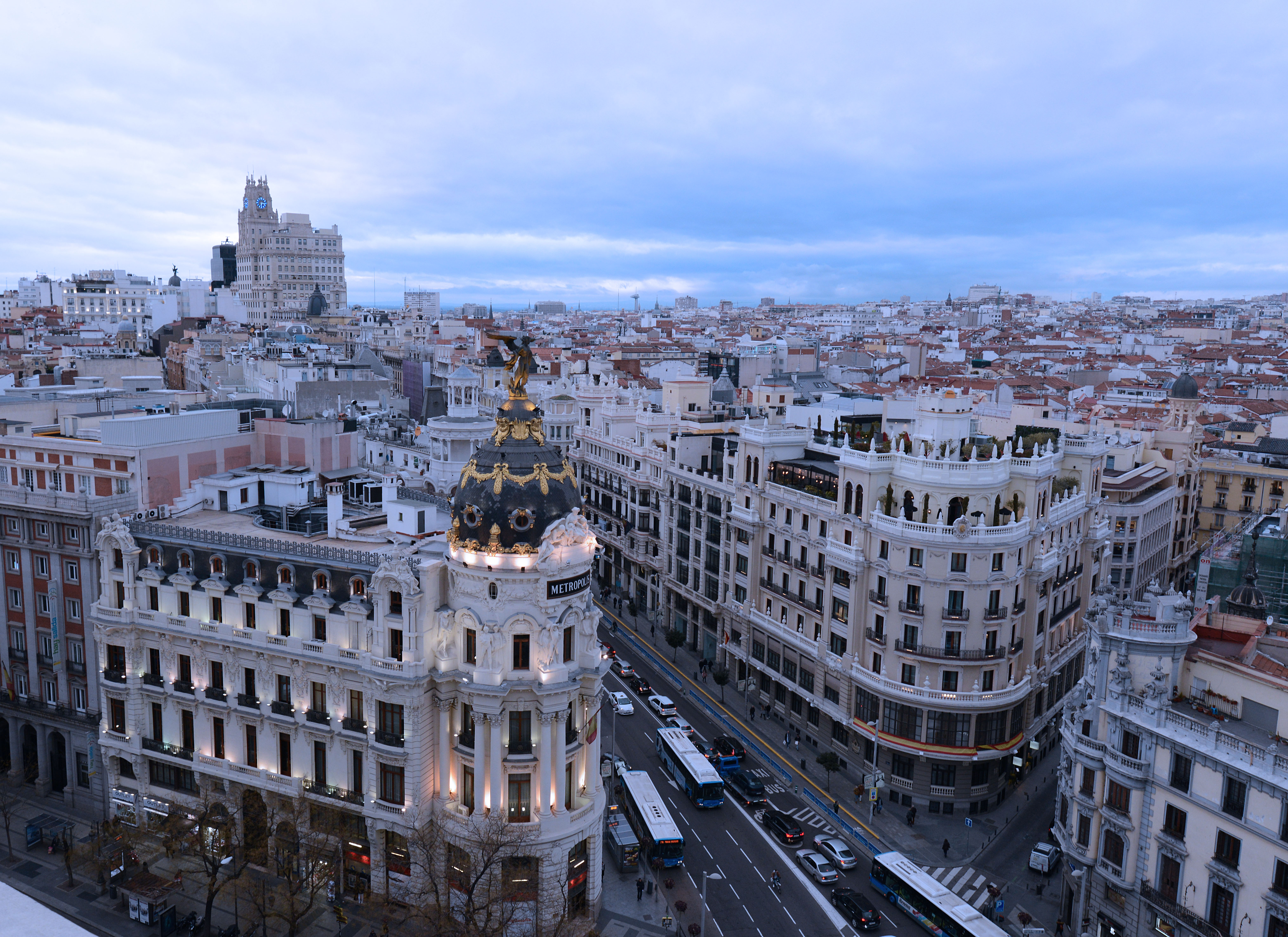 Imagen de la Gran Vía en su confluencia con Alcalá tomada desde lo alto del Círculo de Bellas Artes