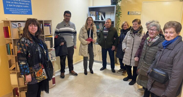 Foto grupal de los asistentes a la visita de la La concejala de Ciudad Lineal, Nadia Álvarez, en el nuevo servicio de intercambio de libros