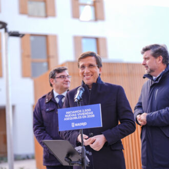Almeida junto al delegado de políticas sociales y presidente de EMVS, Álvaro González, y el concejal del distrito de Barajas, Juan Peña, en su visita a la promoción de viviendas de Iberia Loreto 1