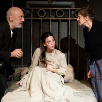 Escena de la obra de teatro 'Noche' que se re presenta en el Teatro Español