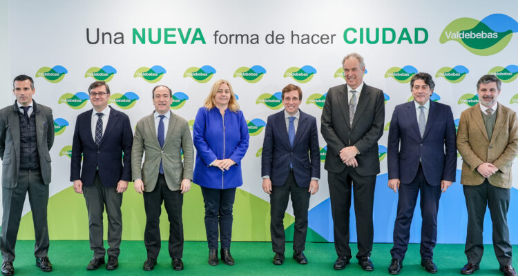 El alcalde de Madrid, José Luis Martínez-Almeida, acompañado por la vicealcaldesa y portavoz municipal, Inma Sanz, entre otros miembros del Gobierno municipal, preside el acto institucional de finalización de las obras de urbanización de Valdebebas