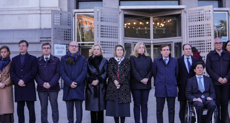 Minuto de silencio por las víctimas del accidente ferroviario en Adamuz