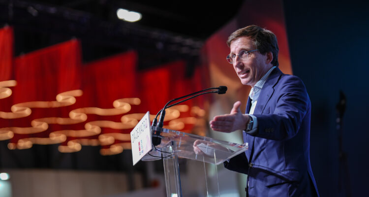 Almeida en la celebración del Día de Madrid en FITUR