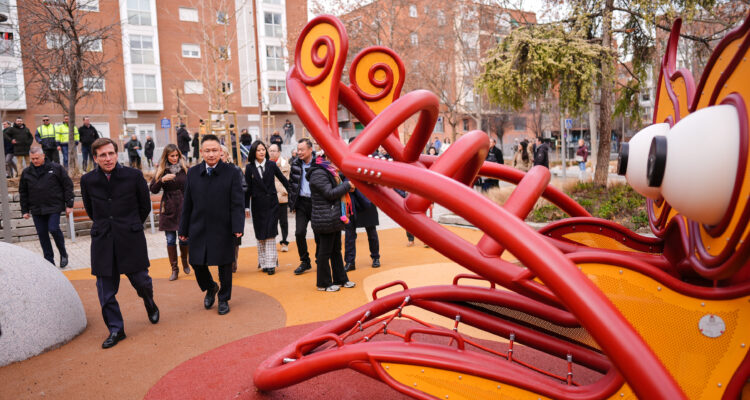 Almeida, García Romero y Cea visitan el nuevo recorrido peatonal entre el corazón de Usera y Madrid Río