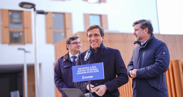 Almeida junto al delegado de políticas sociales y presidente de EMVS, Álvaro González, y el concejal del distrito de Barajas, Juan Peña, en su visita a la promoción de viviendas de Iberia Loreto 1