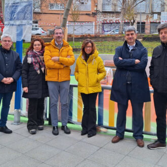 La concejala de Tetuán, Paula Gómez-Angulo, en la visita a la zona verde de Manuel Marchamalo, recién reformada, junto a equipo de la junta municipal y encargados del proyecto
