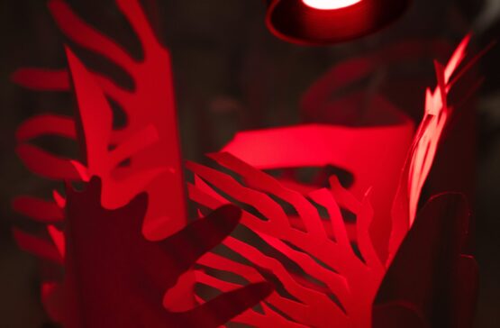 Decorado del paisaje en rojo para un teatro de sombras