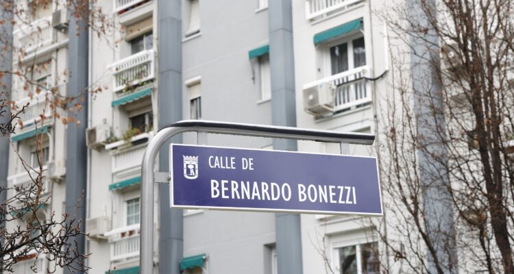 Placa que da nuevo nombre al enclave