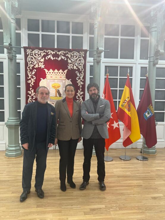 La concejala de Arganzuela posando junto a los responsables de la exposición