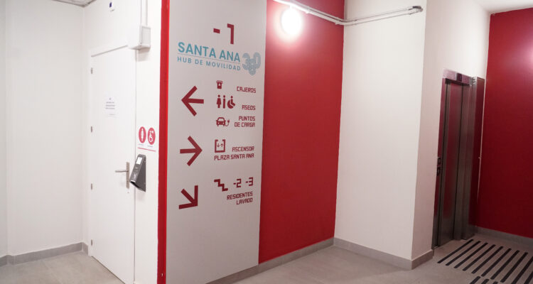 Punto informativo del nuevo hub de movilidad sostenible de plaza de Santa Ana