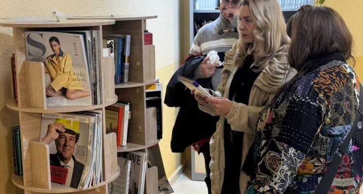 La concejala de Ciudad Lineal, Nadia Álvarez, visitando el nuevo servicio de intercambio de libros