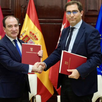 el delegado de Urbanismo, Medio Ambiente y Movilidad, Borja Carabante, y el director de la Escuela de Ingeniería, Francisco Planes