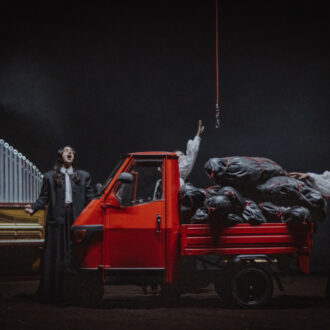 La compañía de teatro La Veronal interpretando la obra 'La mort i la primavera'. Imagen de Silvia Poch