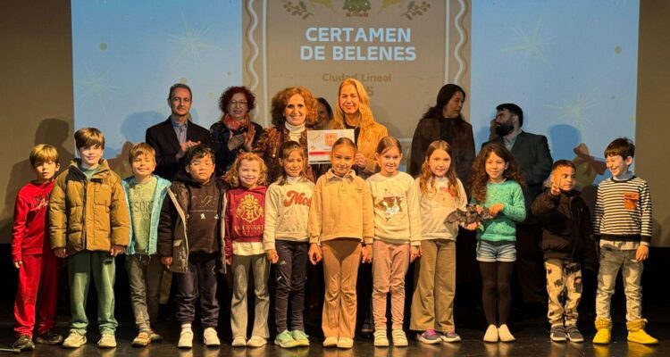 La concejala de Ciudad Lineal con los ganadores del certamen de belenes