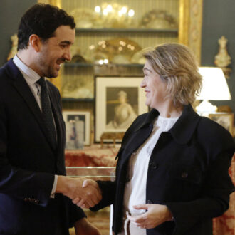 La delegada de Cultura, Turismo y Deporte, Marta Rivera de la Cruz, y el director de la Fundación Casa de Alba, Álvaro Romero Sánchez-Arjona, durante la presentación del acuerdo