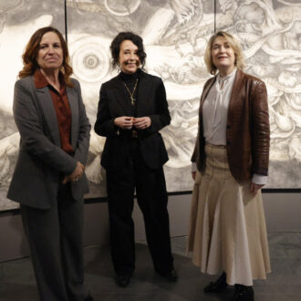 La delegada de Cultura, Turismo y Deporte, Marta Rivera de la Cruz, junto a la artista, Ana Juan, y la directora artística de CentroCentro, Julieta de Haro, durante la presentación de ‘Wunderkammer’ en CentroCentro