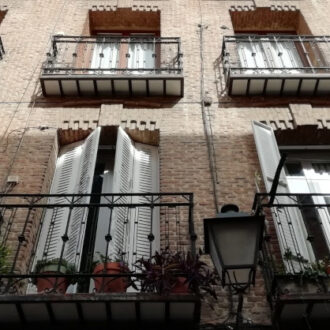 Fachada de un edificio en Latina. Imagen de archivo