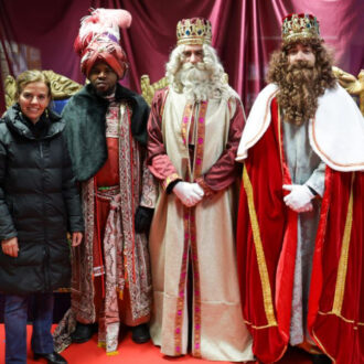 Almudena Maíllo, concejala de San Blas-Canillejas, posando junto a los tres Reyes Magos en la cabalgata del distrito de 2026