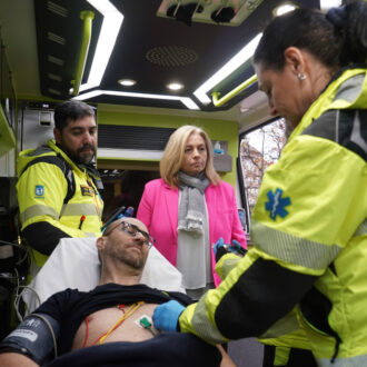 La vicealcaldesa, Inma Sanz, visita el interior de una ambulancia para conocer los ecógrafos con los que ya cuentan los vehículos de SAMUR-PC