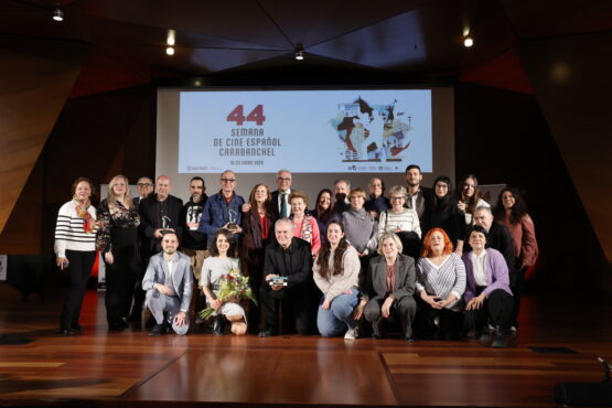 Fotografía de familia de los premiados en la Semana del Cine Española de Carabanchel