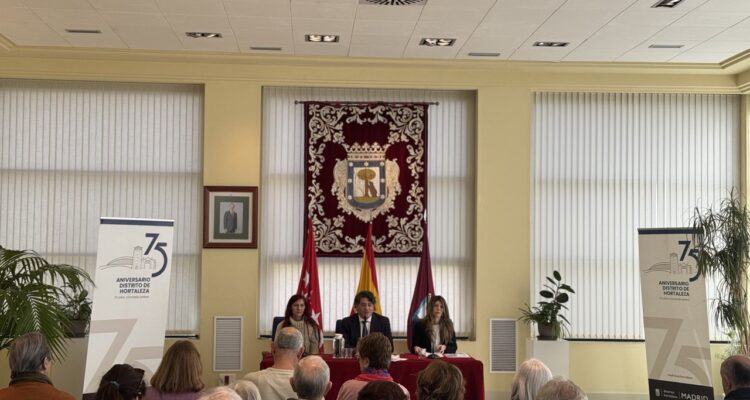 El concejal de Hortaleza, David Pérez, da la bienvenida al centenar de nuevos socios de los siete centros municipales de mayores del distrito