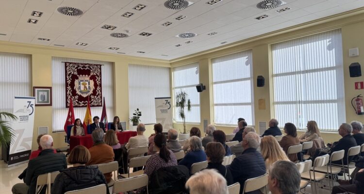 El concejal de Hortaleza, David Pérez, da la bienvenida al centenar de nuevos socios de los siete centros municipales de mayores del distrito