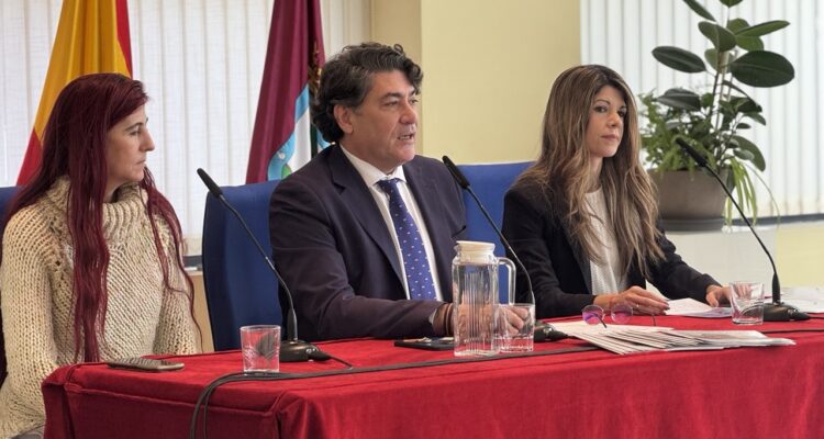 El concejal de Hortaleza, David Pérez, da la bienvenida al centenar de nuevos socios de los siete centros municipales de mayores del distrito