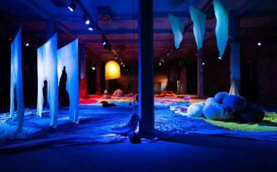 espacio iluminado de azul con juguetes, arte y elementos decorativos