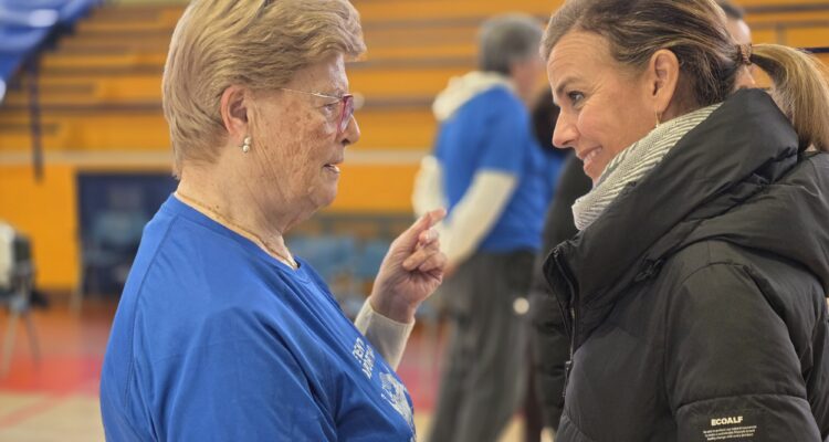 Maíllo entrega las placas conmemorativas a deportistas sénior en la Jornada Deportiva de Mayores de San Blas-Canillejas