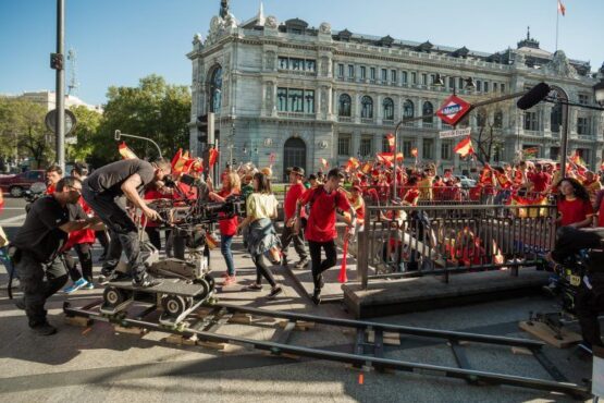 Escena de la película Way Down, en la que unos actores vestidos con la camiseta de España salen de la boca de metro