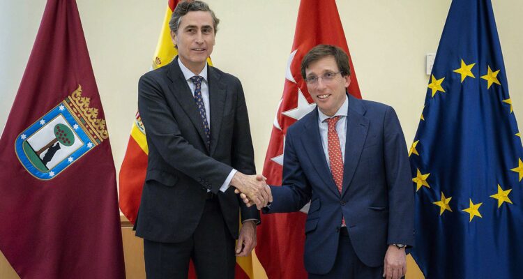 Almeida con Juan Alonso de Lomas en la firma del acuerdo