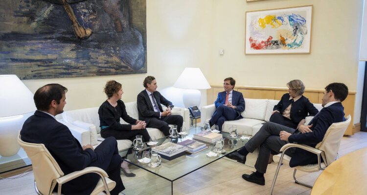 Almeida y Rivera de la Cruz con Juan Alonso de Lomas en la firma del acuerdo