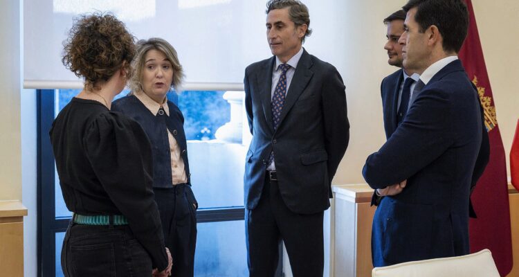 Marta Rivera de la Cruz con Juan Alonso de Lomas en la firma del acuerdo