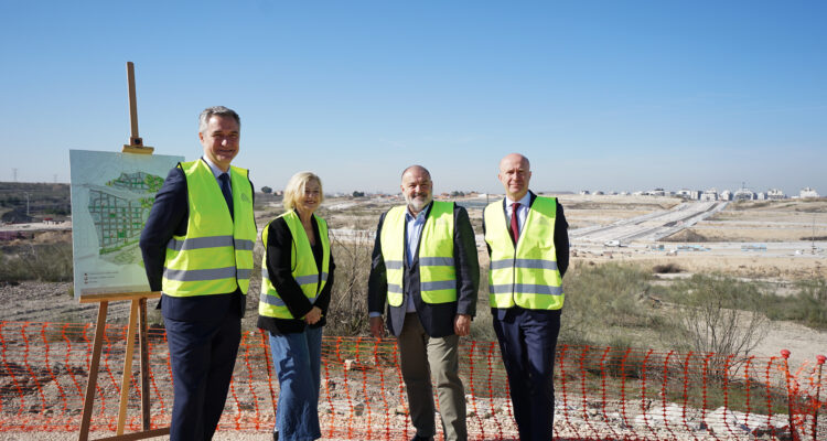 García Romero visita las obras de urbanización de Los Cerros