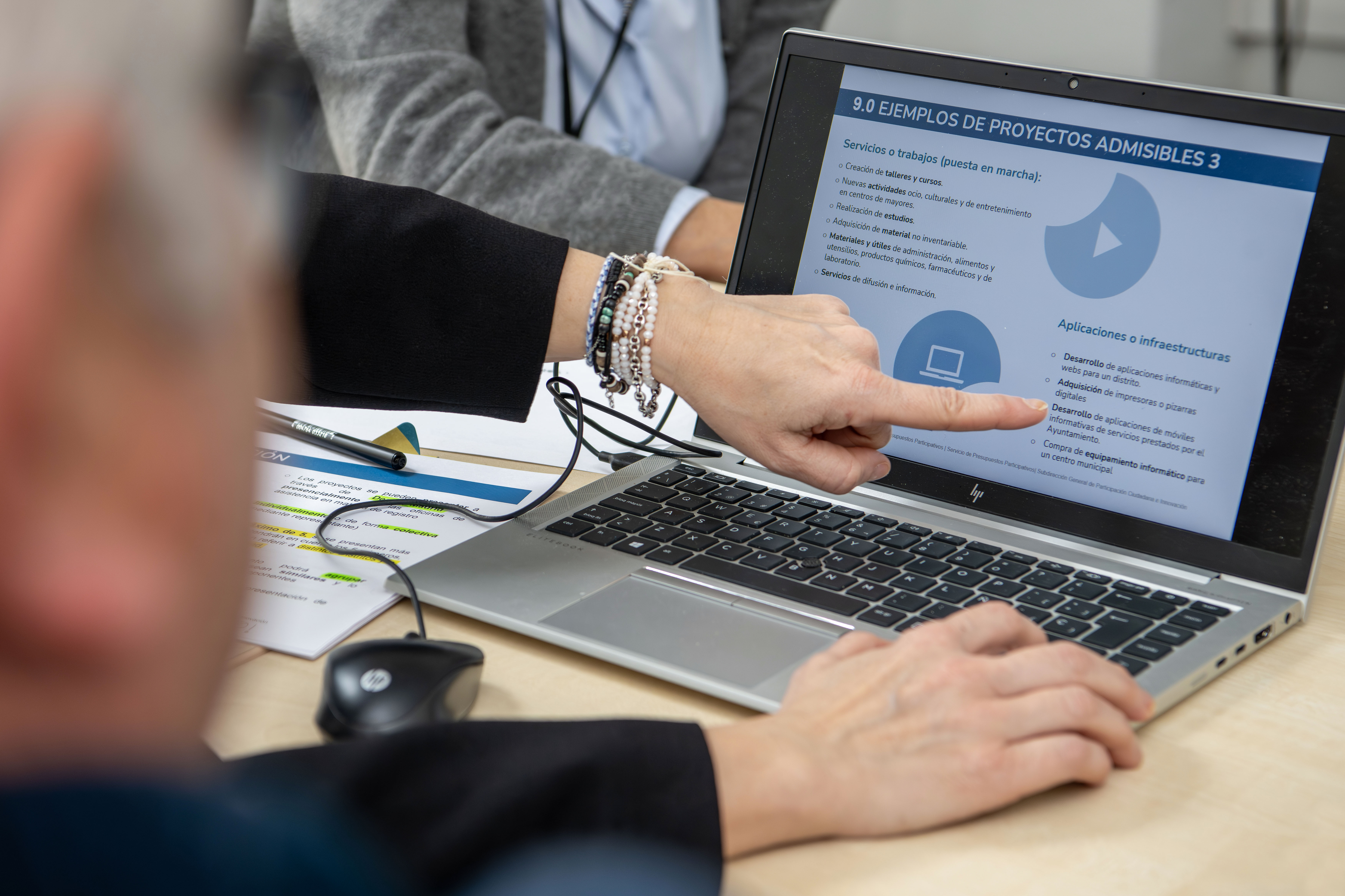 Un ciudadano asiste a una sesión informativa celebrada en el distrito de Latina acerca de cómo participar en el proceso