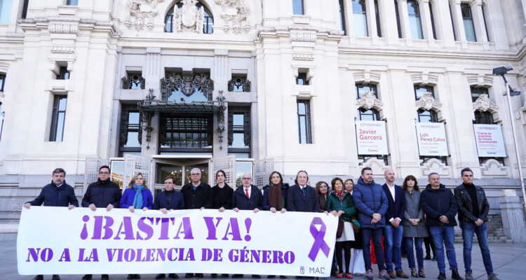 El alcalde de Madrid, José Luis Martínez-Almeida, acompañado de varios miembros del Gobierno municipal y de representantes de los grupos políticos durante el minuto de silencio