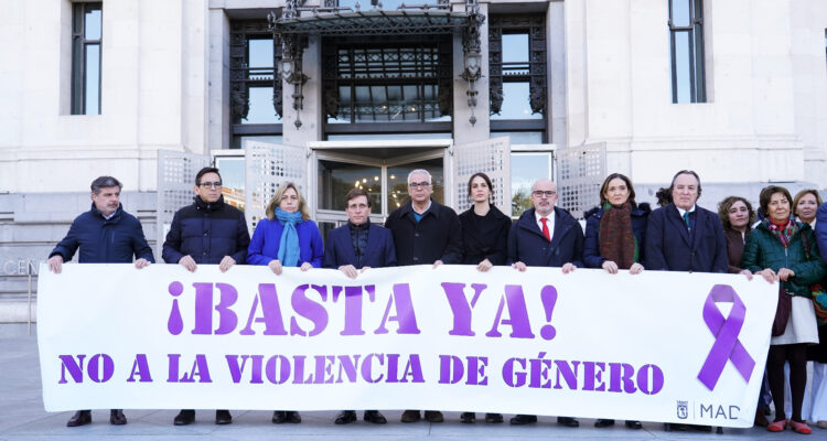 El alcalde de Madrid, José Luis Martínez-Almeida, acompañado de varios miembros del Gobierno municipal y de representantes de los grupos políticos durante el minuto de silencio