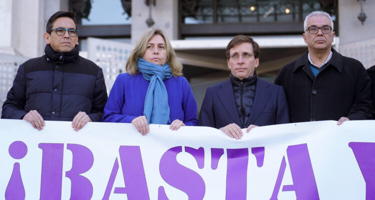 El alcalde de Madrid, José Luis Martínez-Almeida, acompañado de varios miembros del Gobierno municipal y de representantes de los grupos políticos durante el minuto de silencio