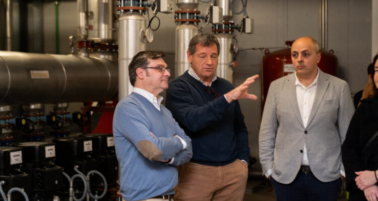 González visita la central térmica del ecobarrio de Puente de Vallecas