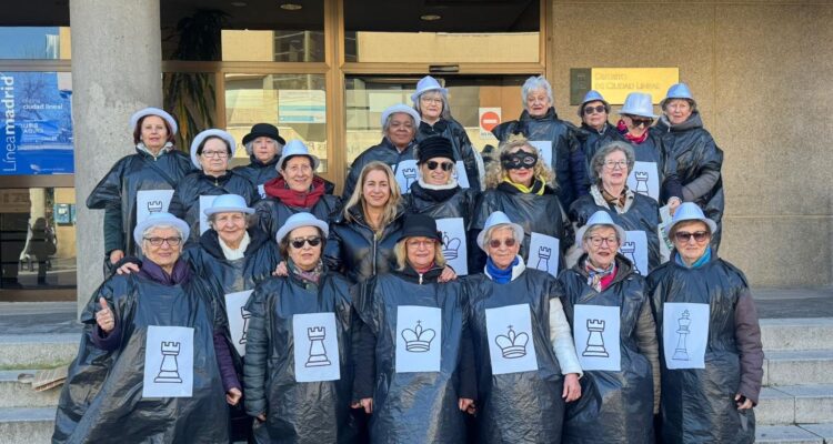 Posado de la concejala de Ciudad Lineal, Nadia Álvarez, con mayores disfrazados de piezas de ajedrez