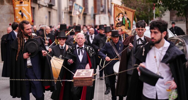 Alegre Cofradía del Entierro de la Sardina por las calles de Madrid